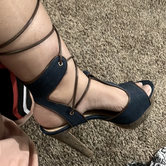 Woman/ Heels - Picture 3 of 8